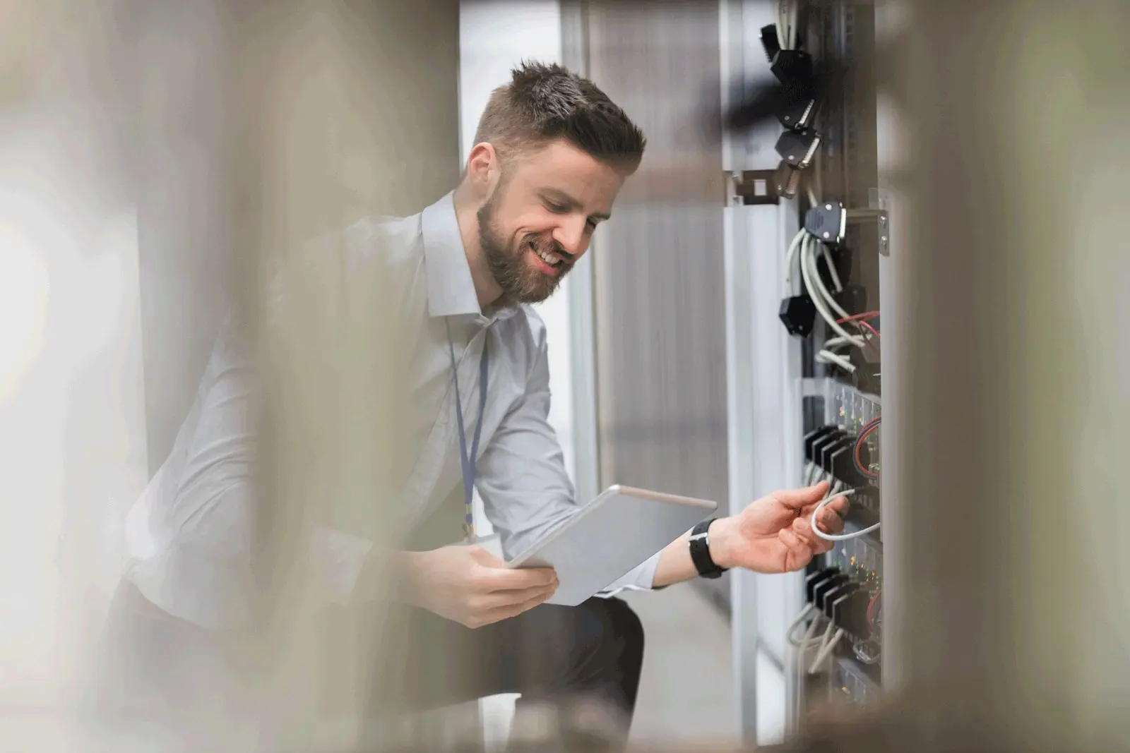Elektrofachkraft prüft die Verkabelung an einem Verteilerkasten