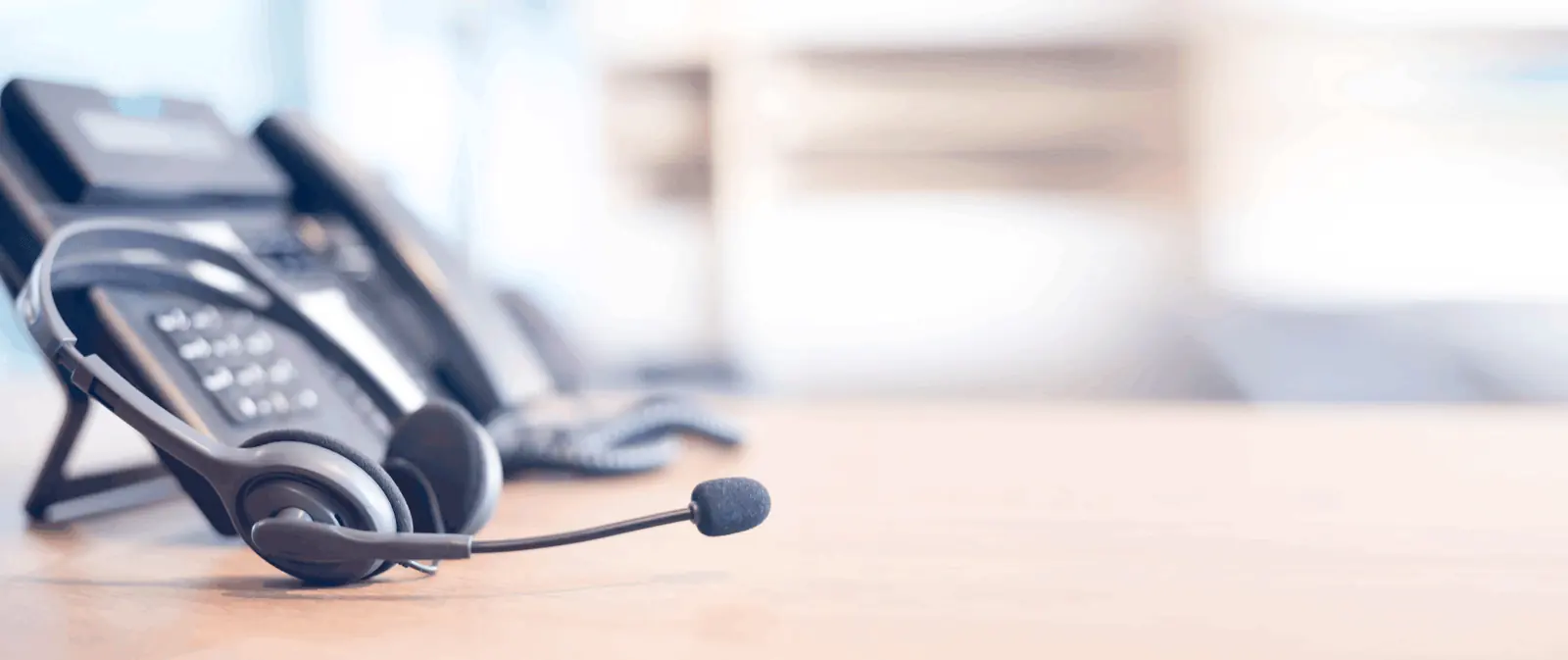 Telefone mit Headset auf einem Schreibtisch