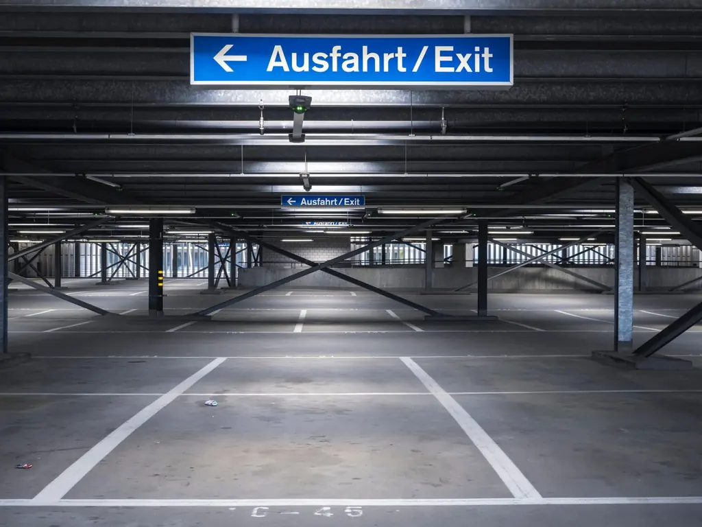 Leere Parkebene einer Tiefgarage mit Ausfahrtsbeschilderung