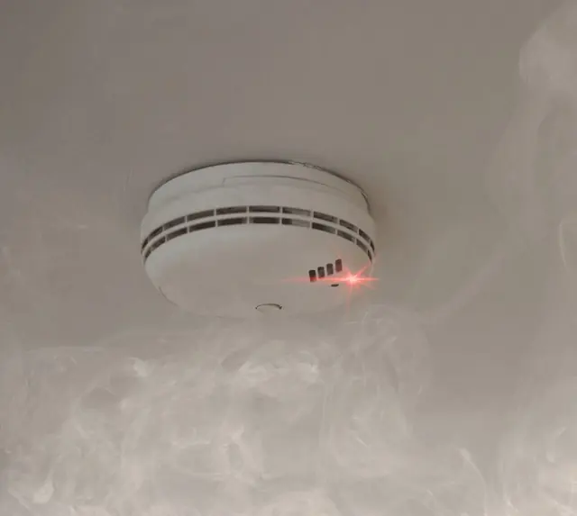 durch Rauch aktivierter Rauchwarnmelder an der Decke