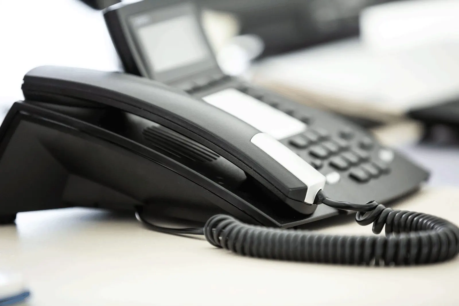 Tischtelefon einer Sprech- und Telefonanlage im Büro